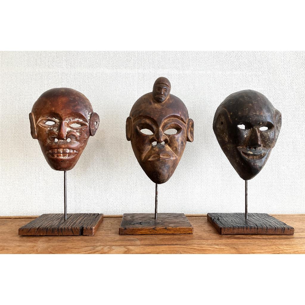 Antieke tribal maskers Himalaya, Ophalen