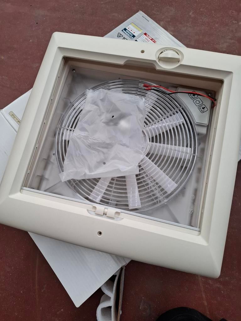 Ventilator 12 volt 4 standen lucht in - 4 uit, Ophalen, Zo goed als nieuw