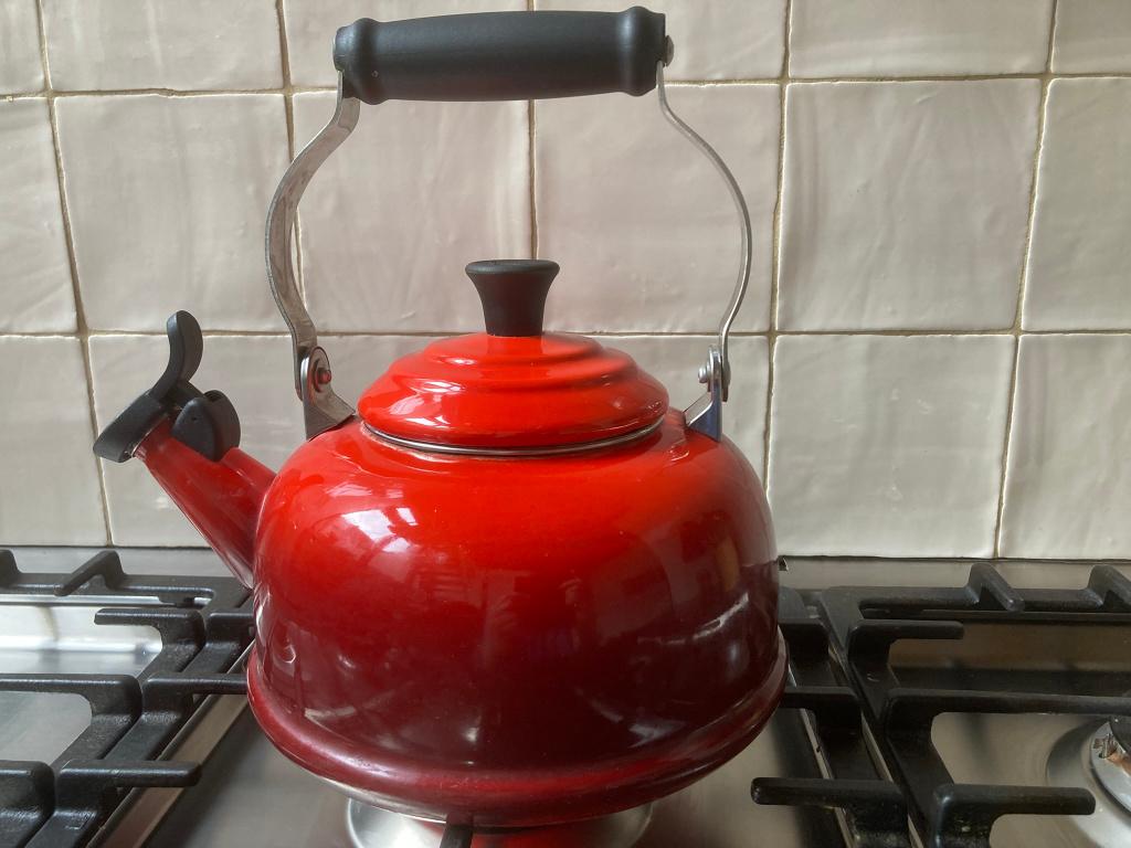 Bouilloire Le Creuset 1,6 L, rouge cerise, Maison & Meubles, Enlèvement, Comme neuf