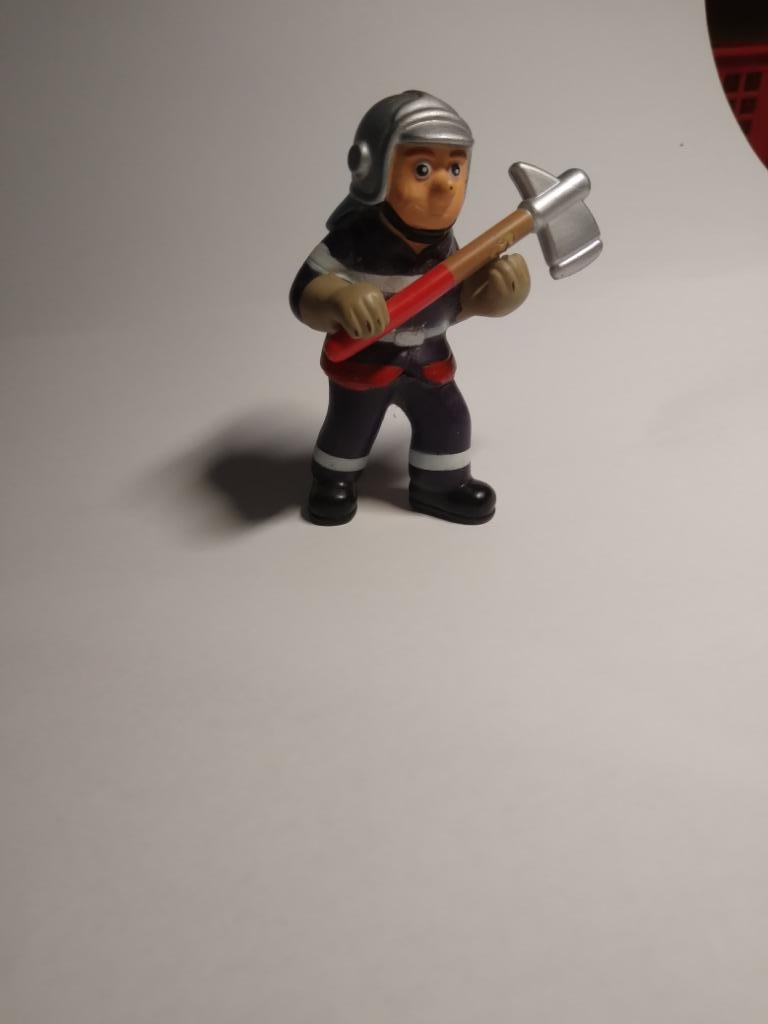 POMPIER  AVEC  HACHE   MINIATURE  PLASTIQUE, Enlèvement ou Envoi, Autres, Miniature ou Figurine