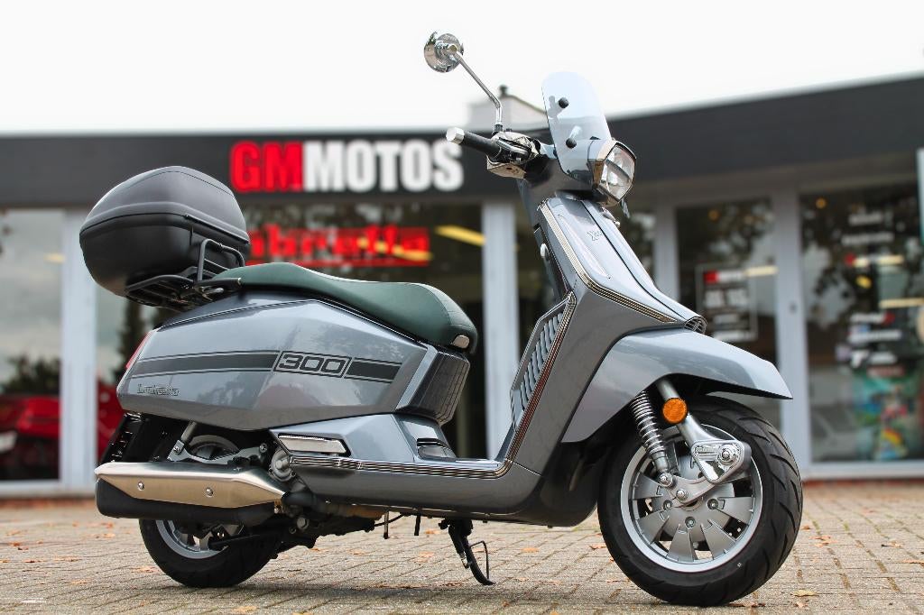 Lambretta X300, Motoren, 300 cc, Bedrijf, Lambretta, LED Verlichting