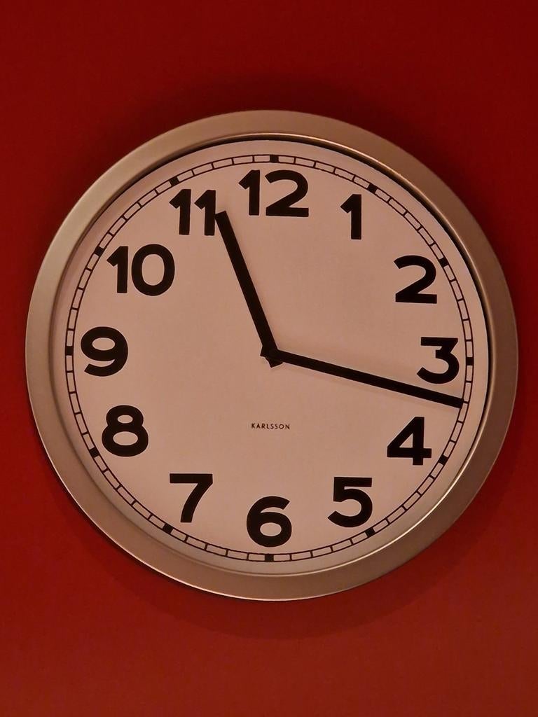 Design klok Karlsson met aluminium rand 40 cm, Ophalen, Zo goed als nieuw, Analoog, Wandklok