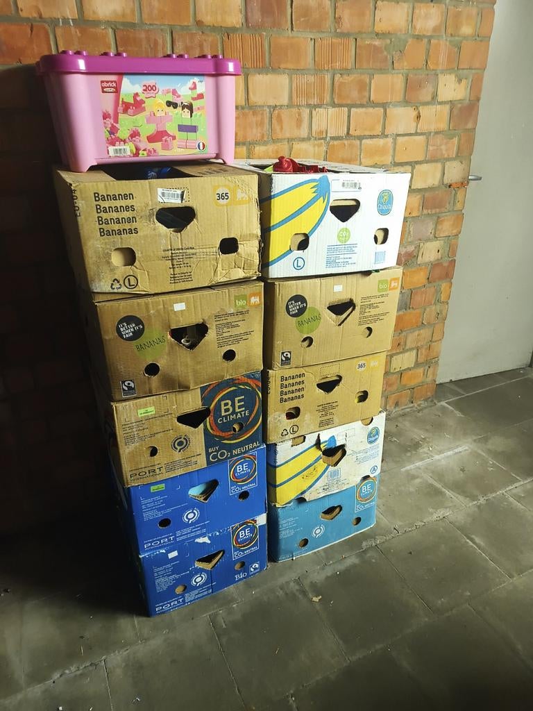 10 boîtes à bananes avec jouets + 1 boîte de cubes, Enlèvement