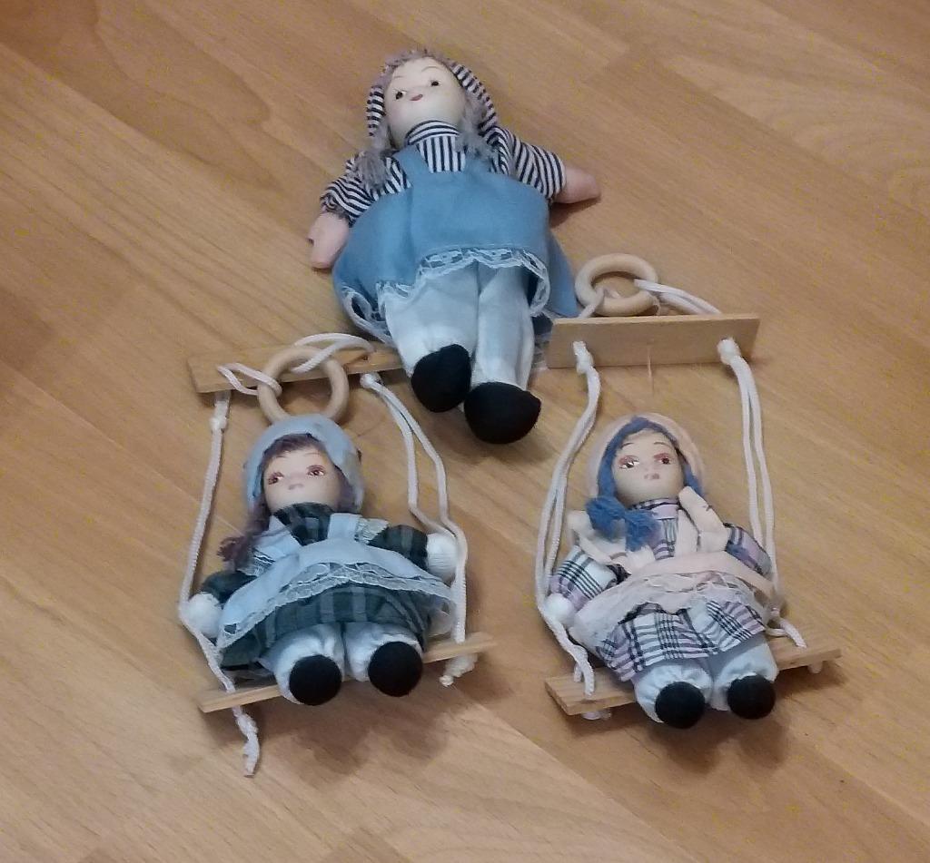 3 kleine porseleinen popjes om op te hangen, Ophalen, Zo goed als nieuw