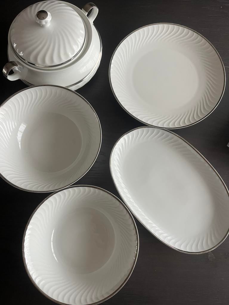 Compleet eetservies in wit/ zilverbuitenrandje, Huis en Inrichting, Ophalen, Bord(en)