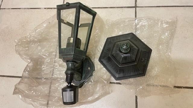 NOUVELLE lampe d'extérieur 3 x, Neuf, 50 à 250 watts, Résistant à l'eau, Aluminium