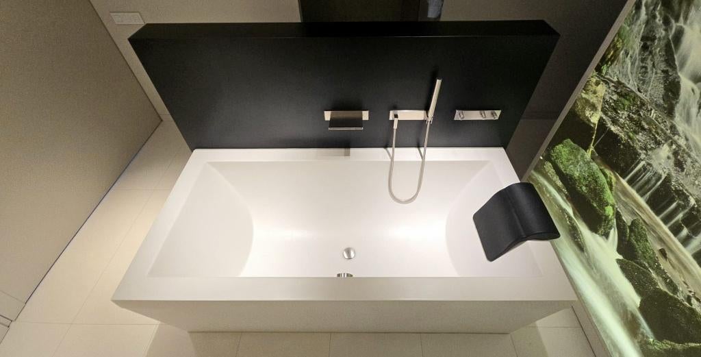 Vrijstaand bad + wand in perfecte staat, Huis en Inrichting, Ophalen, 75 cm of meer, Overige typen, 50 tot 100 cm