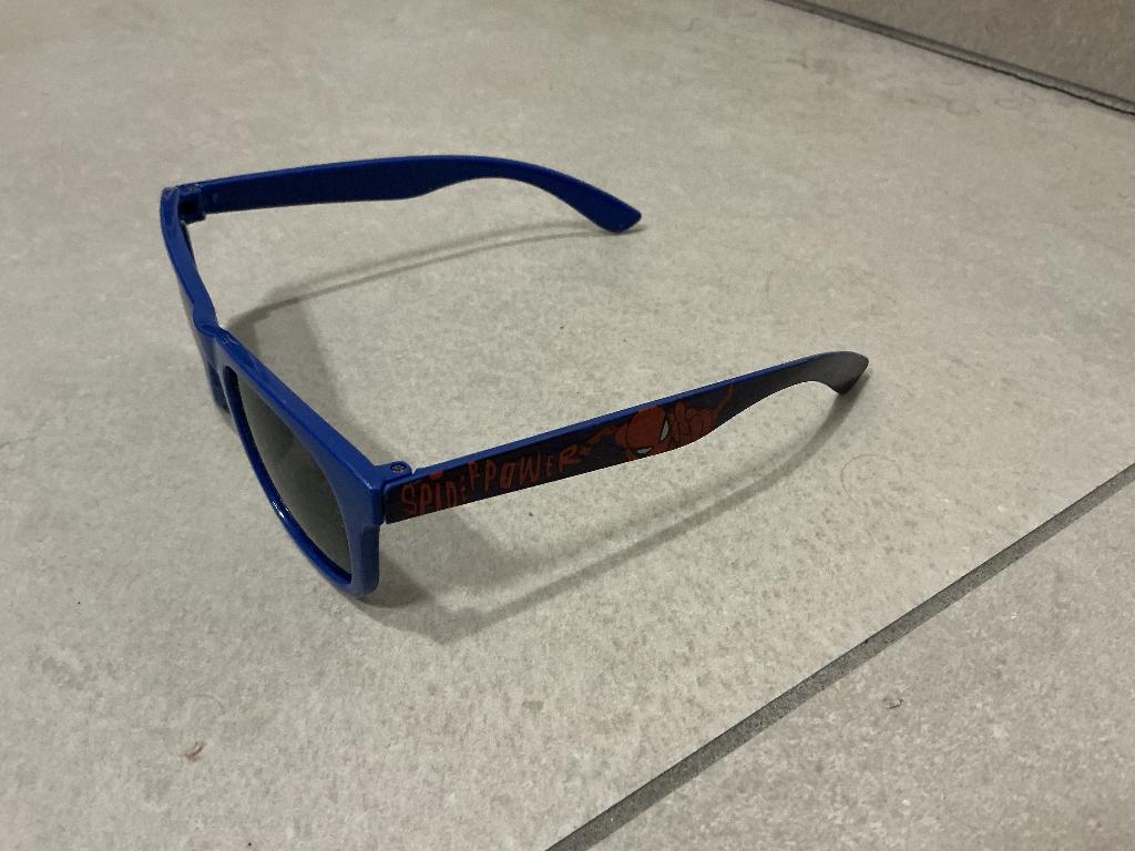 Zonnebril Spider-Man, Enlèvement, Lunettes de soleil