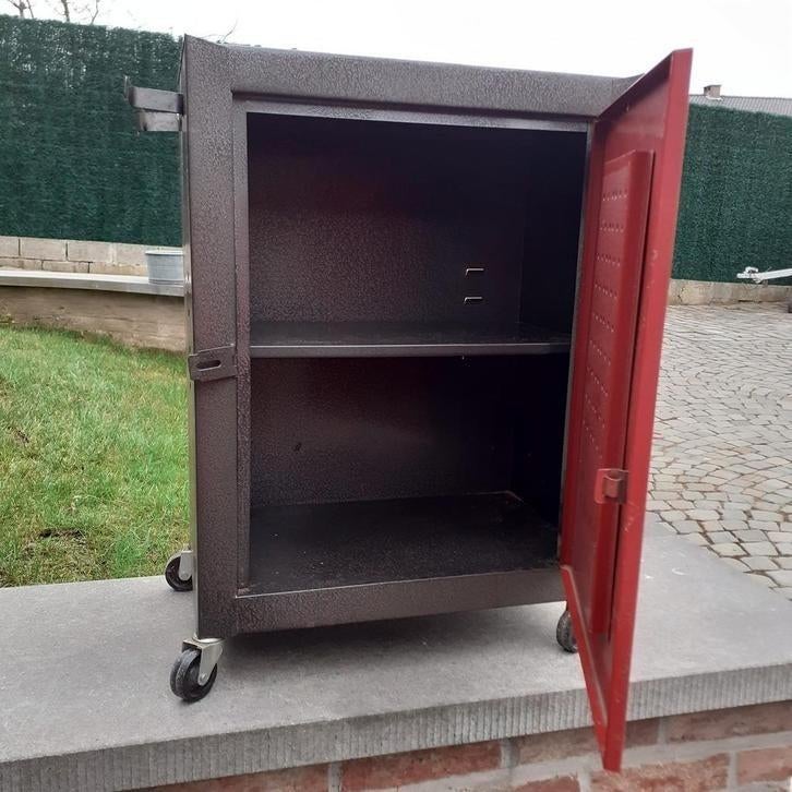 Gereedschapskarretje in metaal op 4 wielen., Ophalen, Zo goed als nieuw