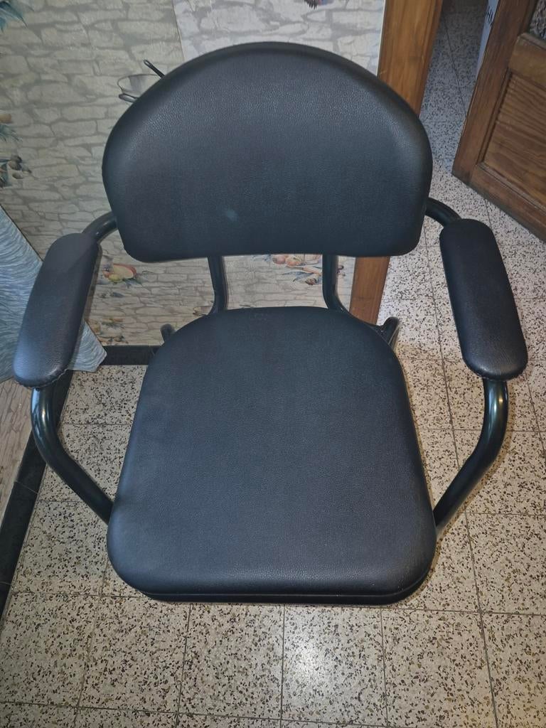 Chaise percée, Divers, Enlèvement