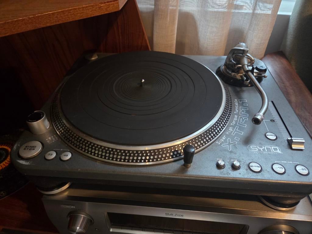Platenspeler Synq xtrm1, Enlèvement