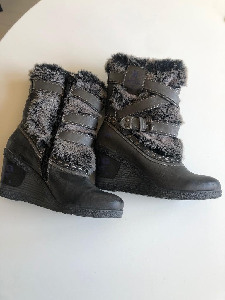 Nieuwe grijze winterbotjes maat 38 merk Mustang, Lage of Enkellaarzen, Nieuw, Ophalen of Verzenden, Mustang