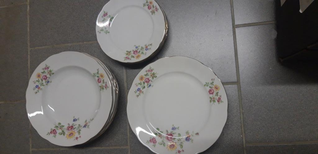 VAISSELLE - service, Maison & Meubles, Cuisine | Vaisselle, Enlèvement ou Envoi, Utilisé, Porcelaine, Assiettes(s)