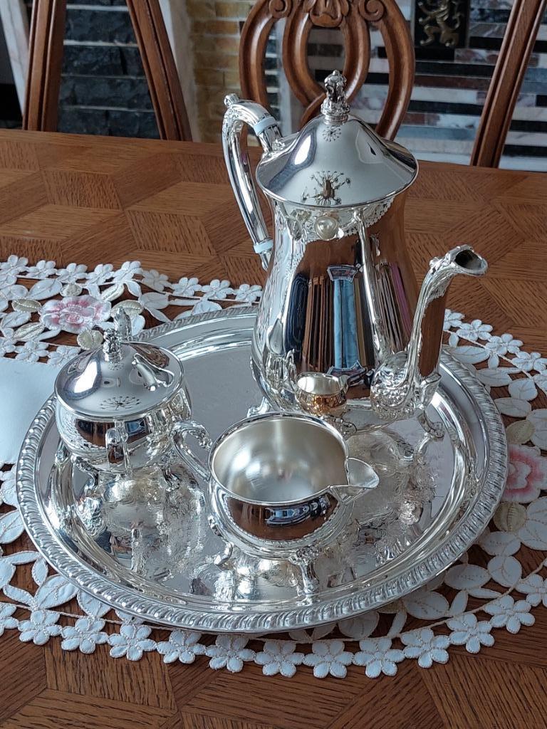 Metalen set koffiepot met suikerpot en melkpot op plateau, Antiek en Kunst, Ophalen