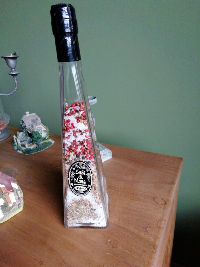 Gevulde fles met kruiden en zout als decoratie, Mortsel, Ophalen, Zo goed als nieuw