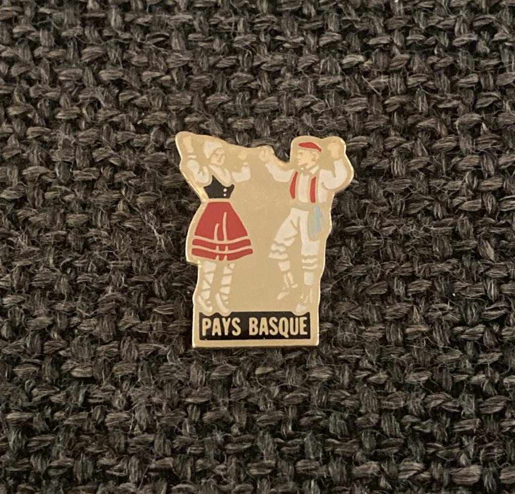 PIN - PAYS BASQUE - BASKENLAND - SPANJE, Envoi, Utilisé, Ville ou Campagne, Insigne ou Pin's