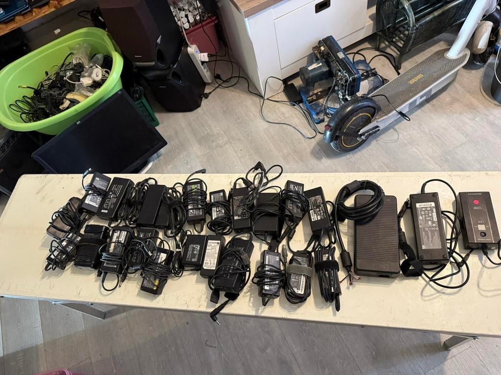 Lot de chargeurs pour ordinateurs portables, Enlèvement, Comme neuf