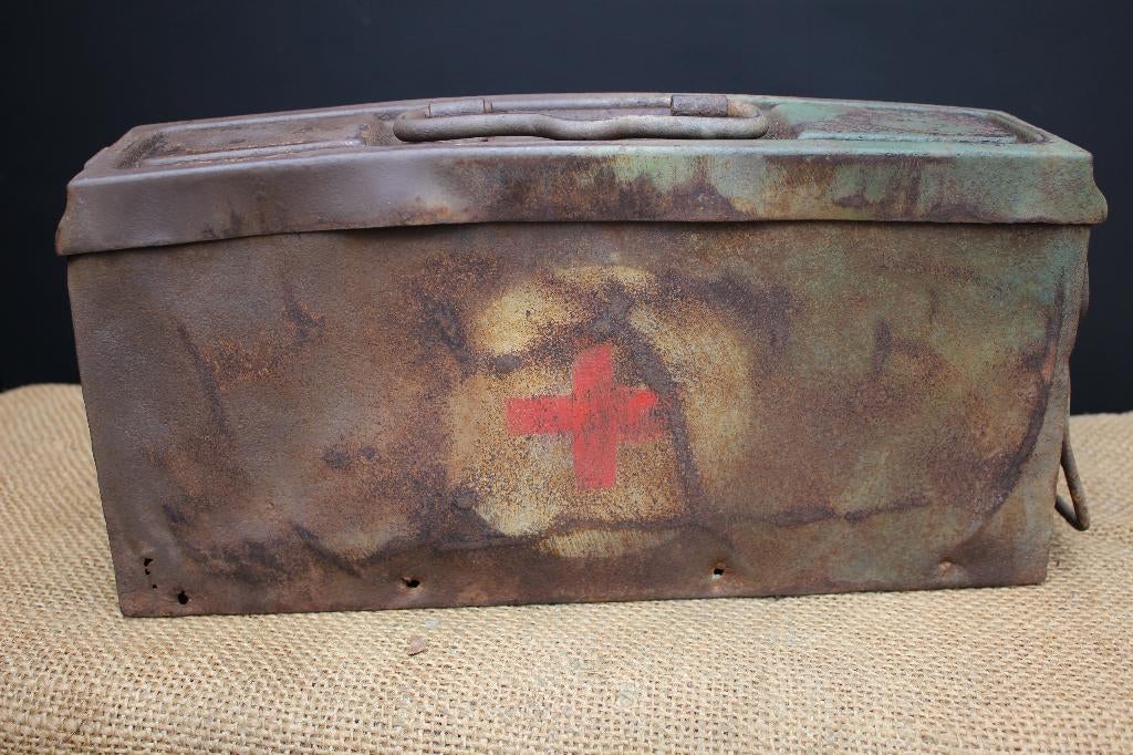 WO2 Duitse Sanitäter CAMO MG box, Verzamelen, Militaria | Tweede Wereldoorlog, Ophalen of Verzenden, Landmacht, Kist of Geocache
