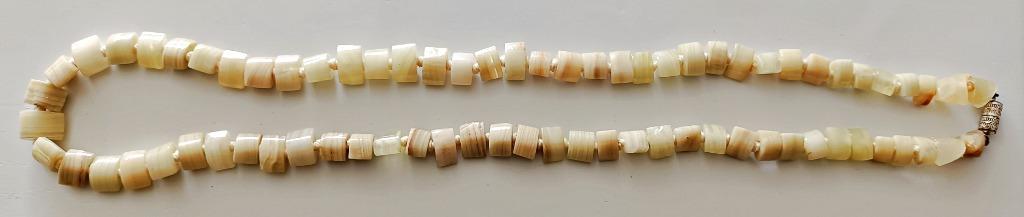 Collier d'agates à bande beiges taillées de 62 cm, NEUF, Handtassen en Accessoires, Kettingen, Beige, Ophalen of Verzenden, Zo goed als nieuw