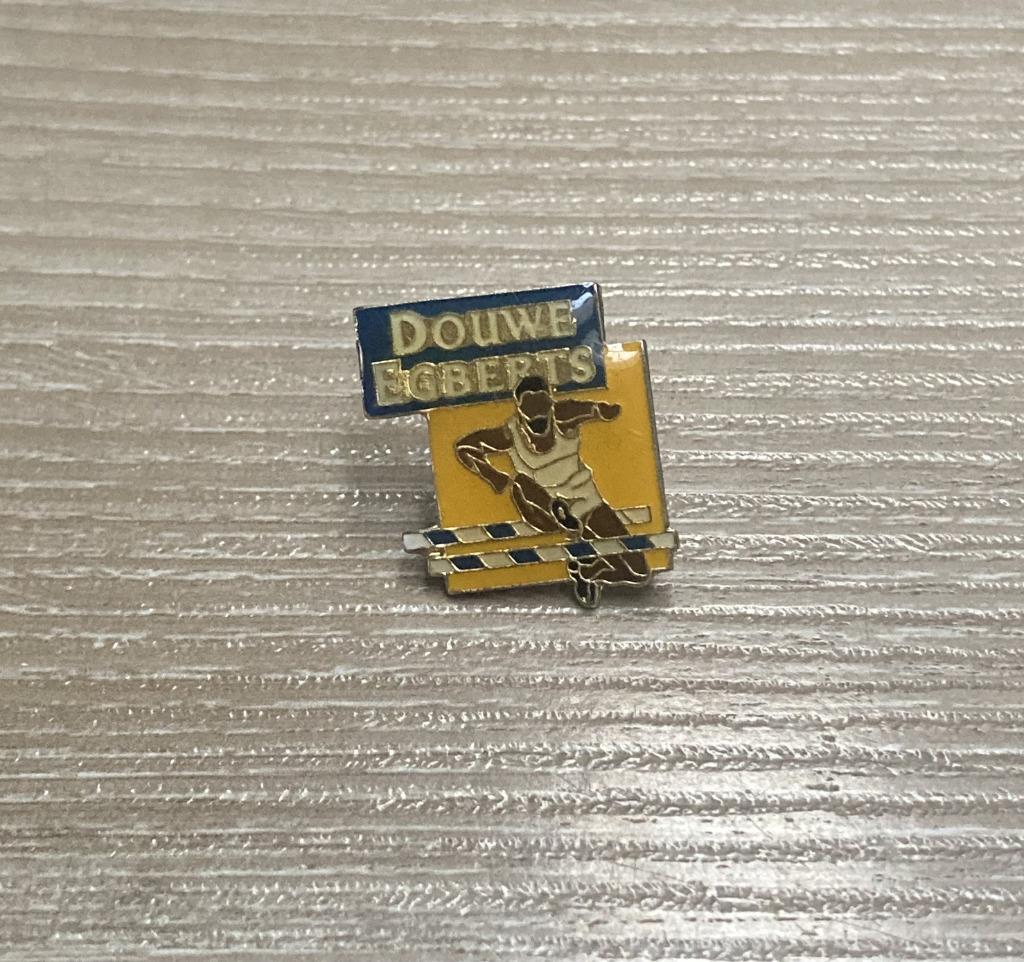 PIN - DOUWE EGBERTS - KOFFIE - CAFE - ATLETIEK, Verzenden, Gebruikt, Merk, Speldje of Pin