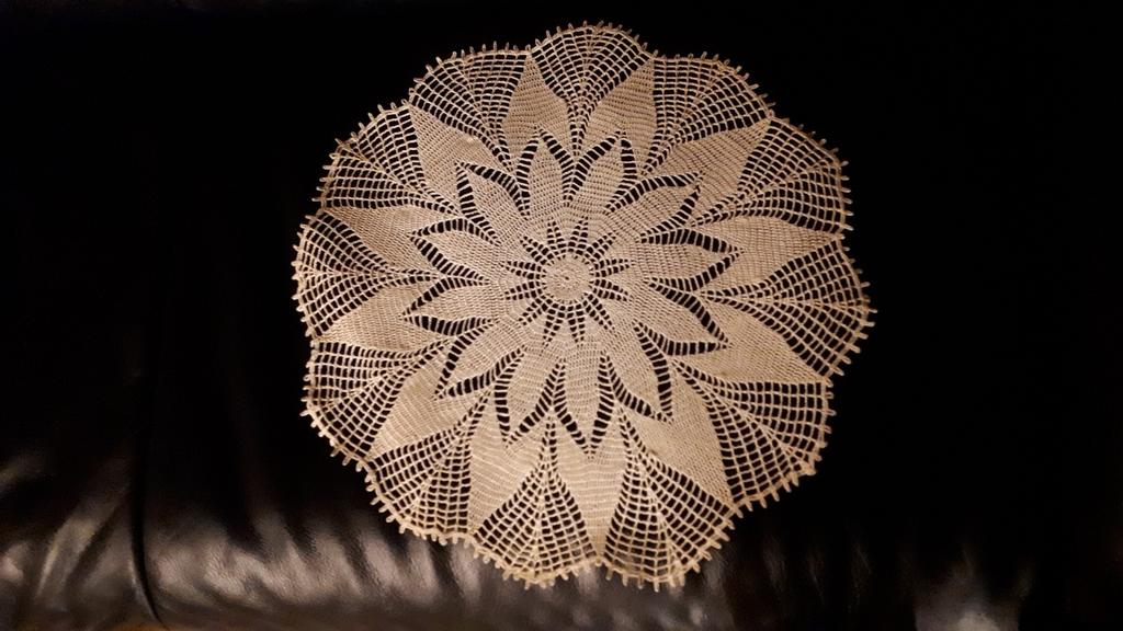 Gehaakte onderlegger diameter 44 cm (14), Hobby en Vrije tijd, Ophalen of Verzenden, Nieuw, Haken