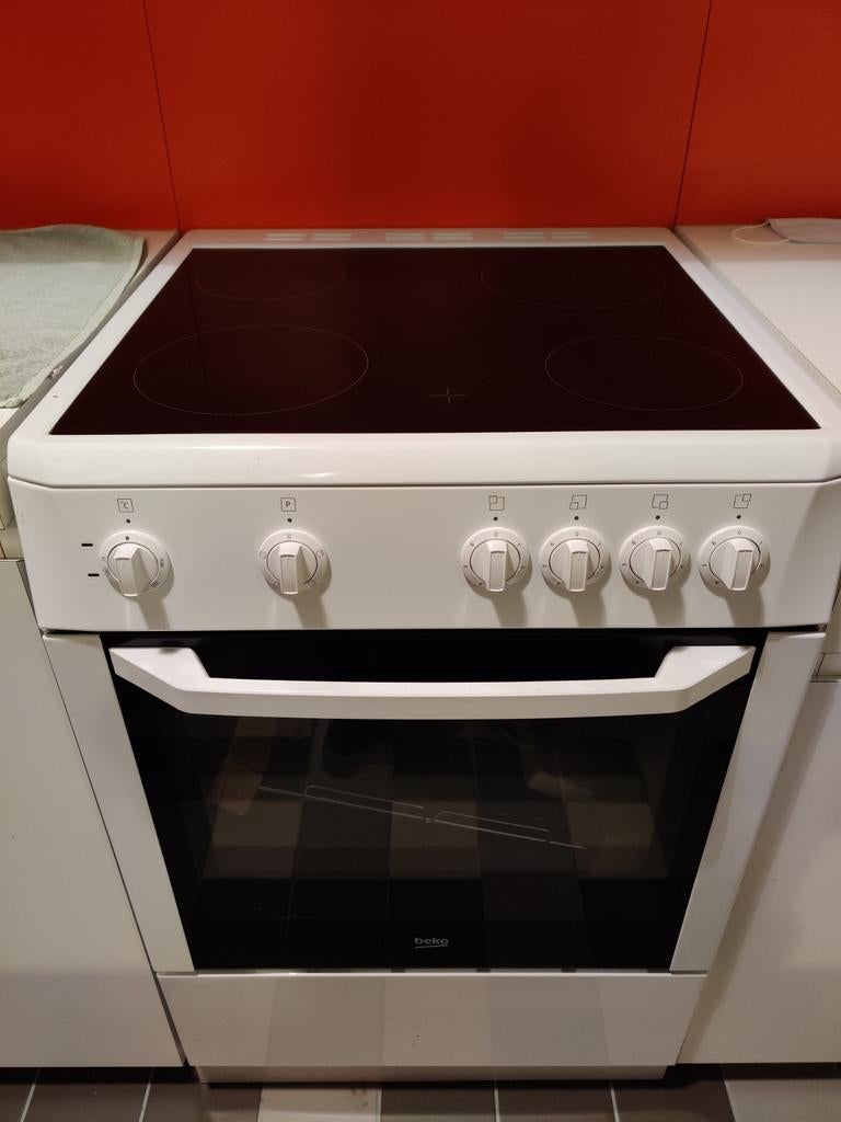 Beko elektrisch fornuis met oven, Ophalen, Keramisch, 4 kookzones, Zo goed als nieuw