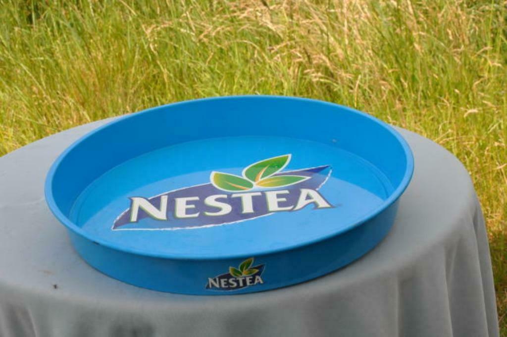 §plateau de brasserie en metal nestea (2), Collections, Enlèvement ou Envoi, Utilisé, Autres types, Autres marques