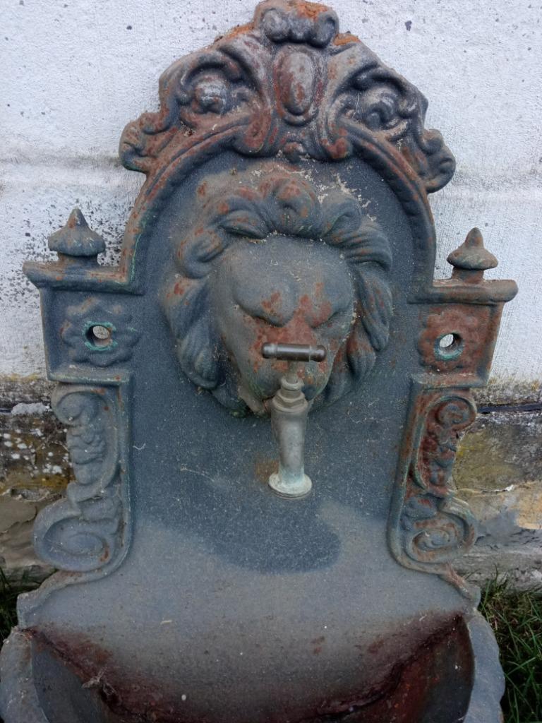 Fontaine murale en fonte 80 €  ( achetée en 1980), Jardin & Terrasse, Terrasses, Enlèvement, Utilisé, Autres matériaux