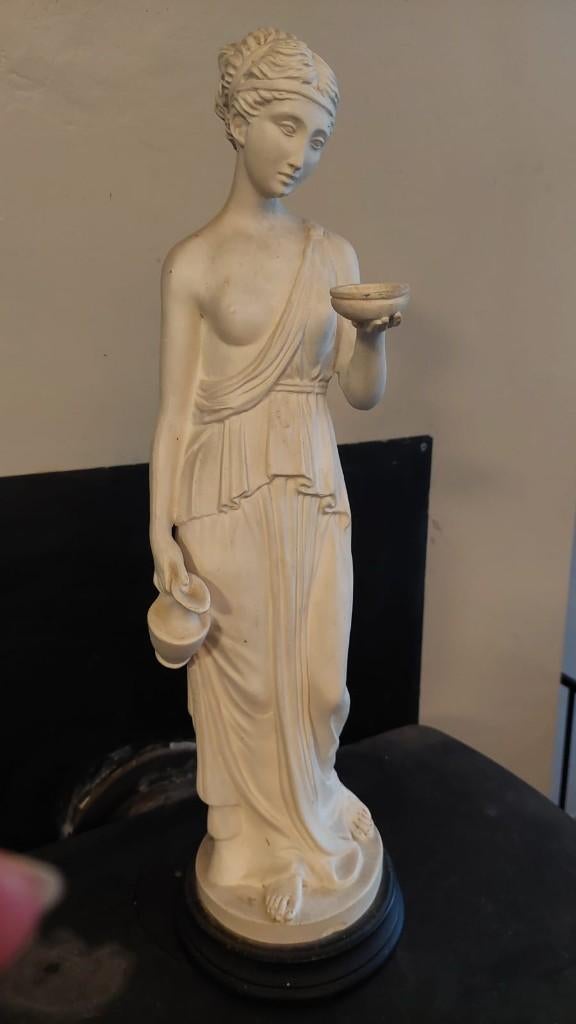 statue sur un piédestal, Enlèvement