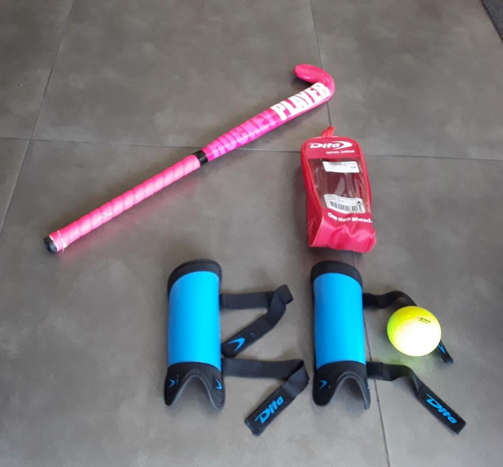 Hockey stick met bal en beenbescherming., Ophalen, Zo goed als nieuw