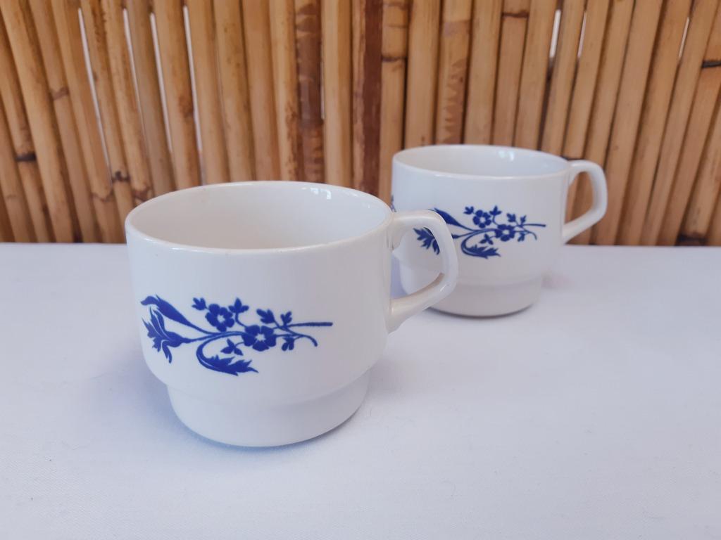 Vintage witte koffiekopjes uit 1970 met blauw bloemmotief, Gebruikt, Keramiek, Ophalen of Verzenden, Overige stijlen