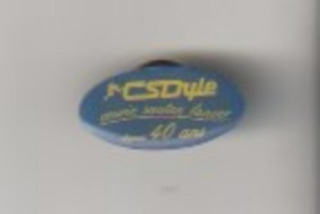 PIN'S CS DYLE COURIR SAUTER LANCER 40EME ANNIVERSAIRE, Collections, Enlèvement ou Envoi, Neuf, Autres types