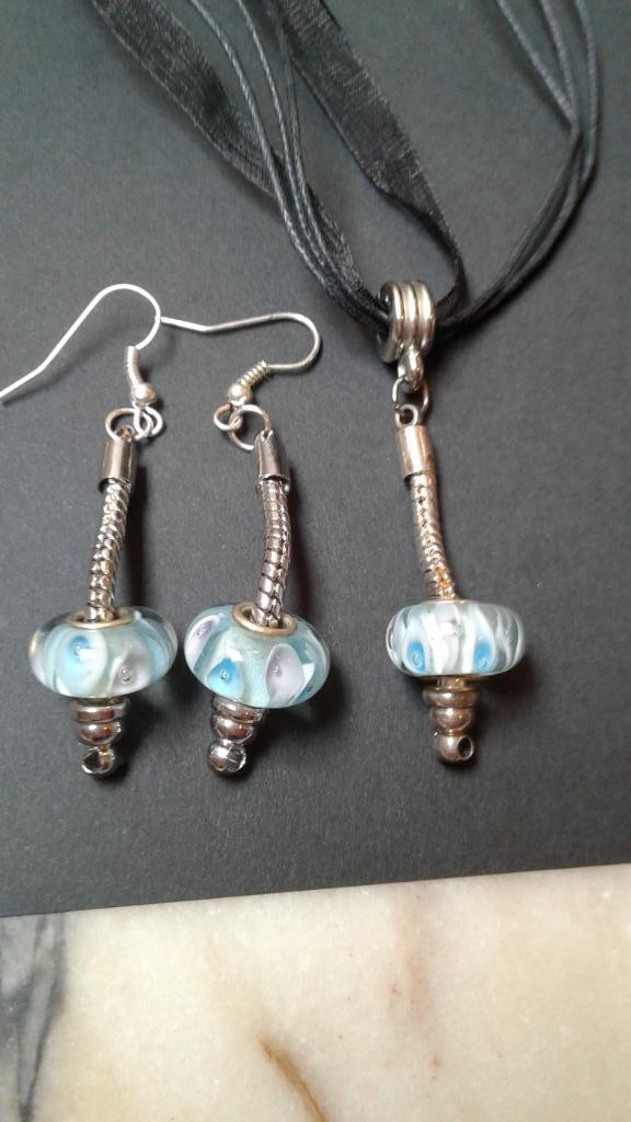 Ketting en oorbellen met glaskralen, Ophalen of Verzenden, Nieuw, Met hanger