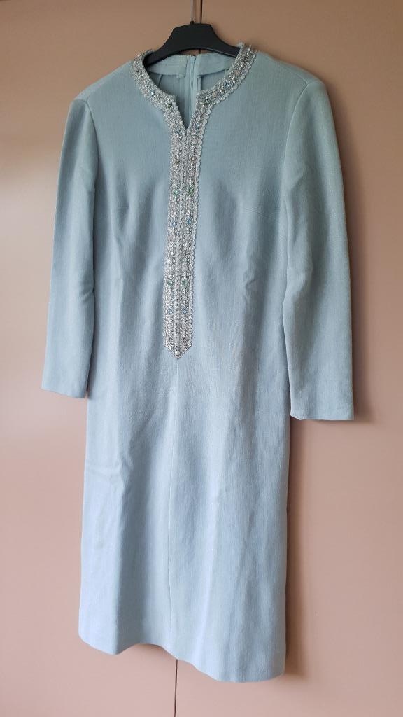 Robe bleu pastel , ornée de perles scintillantes, Vêtements | Femmes, Enlèvement ou Envoi, Comme neuf, Taille 42/44 (L), Bleu