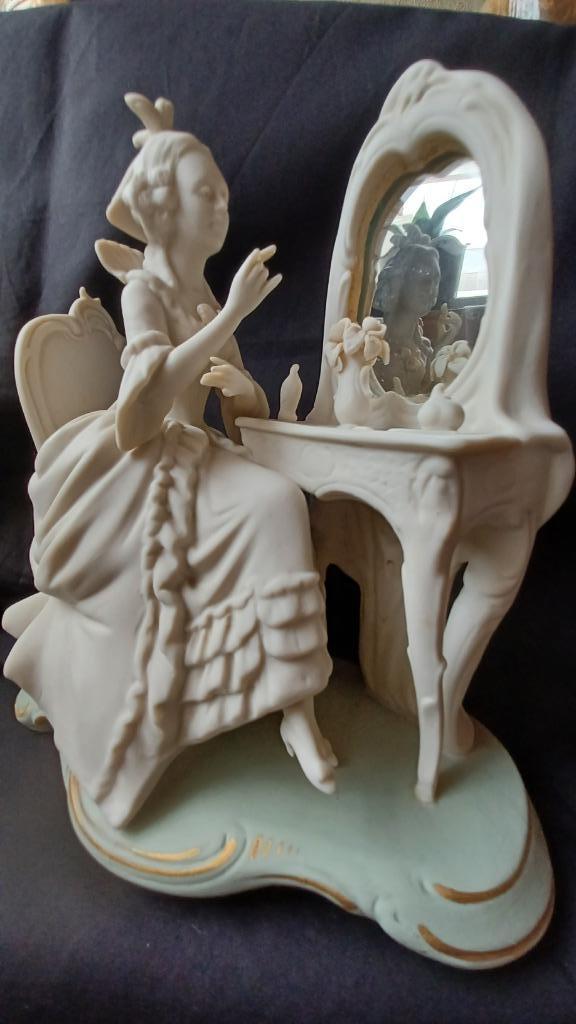 belle statue ancienne de Fille devant un miroir (dessinée pa, Antiquités & Art, Curiosités & Brocante, Enlèvement