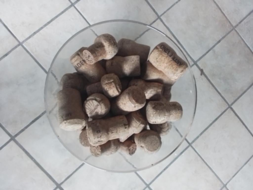 Bouchons à champagne dans un vase en verre, Comme neuf, Verre, Enlèvement, Blanc