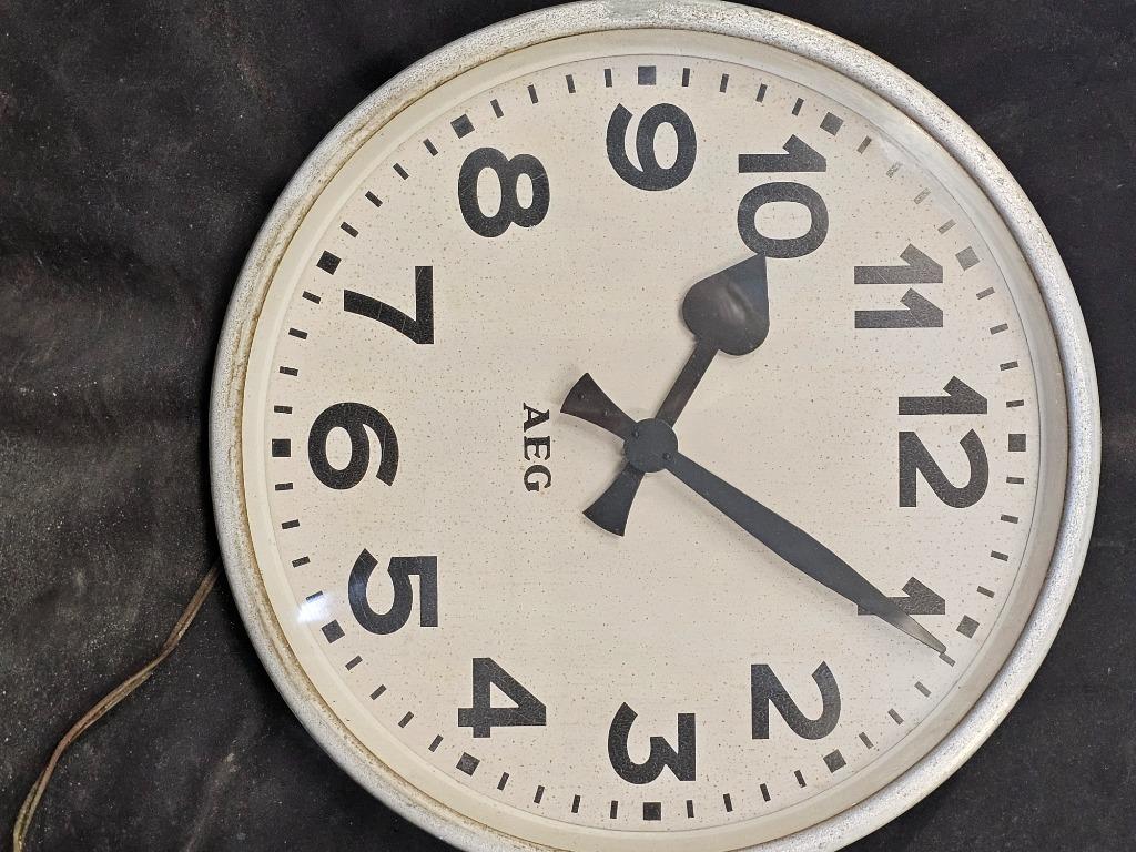 Vintage AEG klok, electrisch, Diameter 33.5 cm, Antiek en Kunst, Ophalen of Verzenden