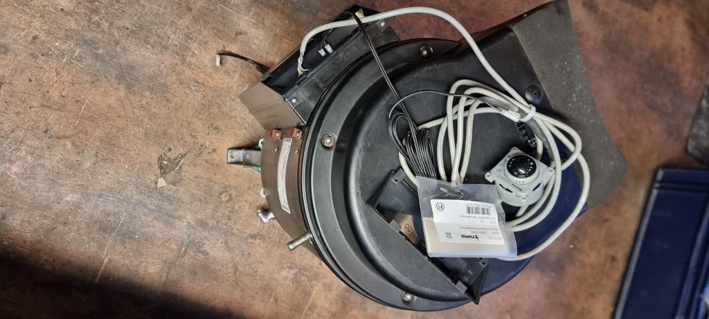 Truma Combi C3402, 12V-30MB avec interrupteur de commande, Enlèvement, Comme neuf