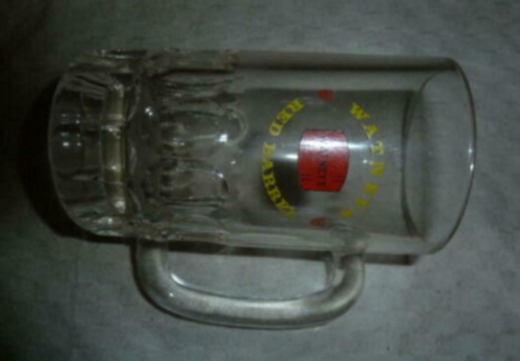 #F bier glas / pul WATNEYS RED BARREL, Verzamelen, Glas en Drinkglazen, Gebruikt, Bierglas, Ophalen of Verzenden