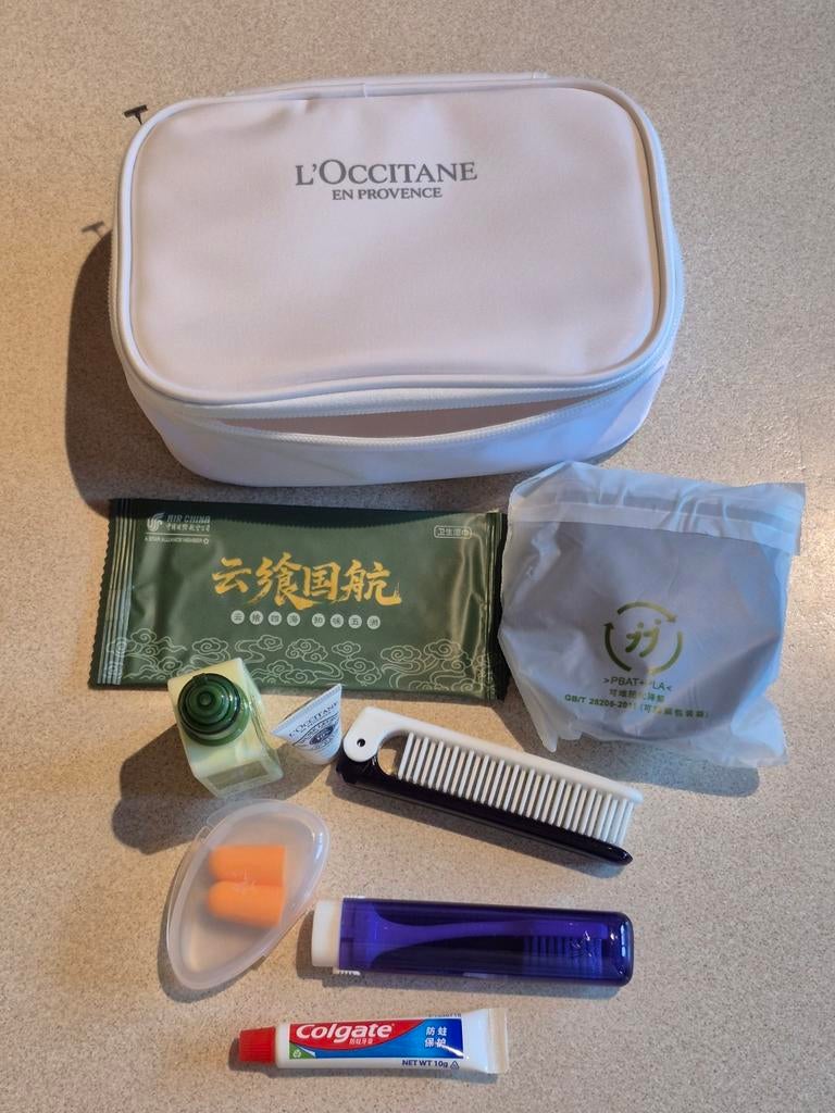 L'Occitane en Provence toilettas gevuld nieuw, Bijoux, Sacs & Beauté, Trousses de toilette, Neuf, Homme ou Femme, Blanc, Enlèvement ou Envoi