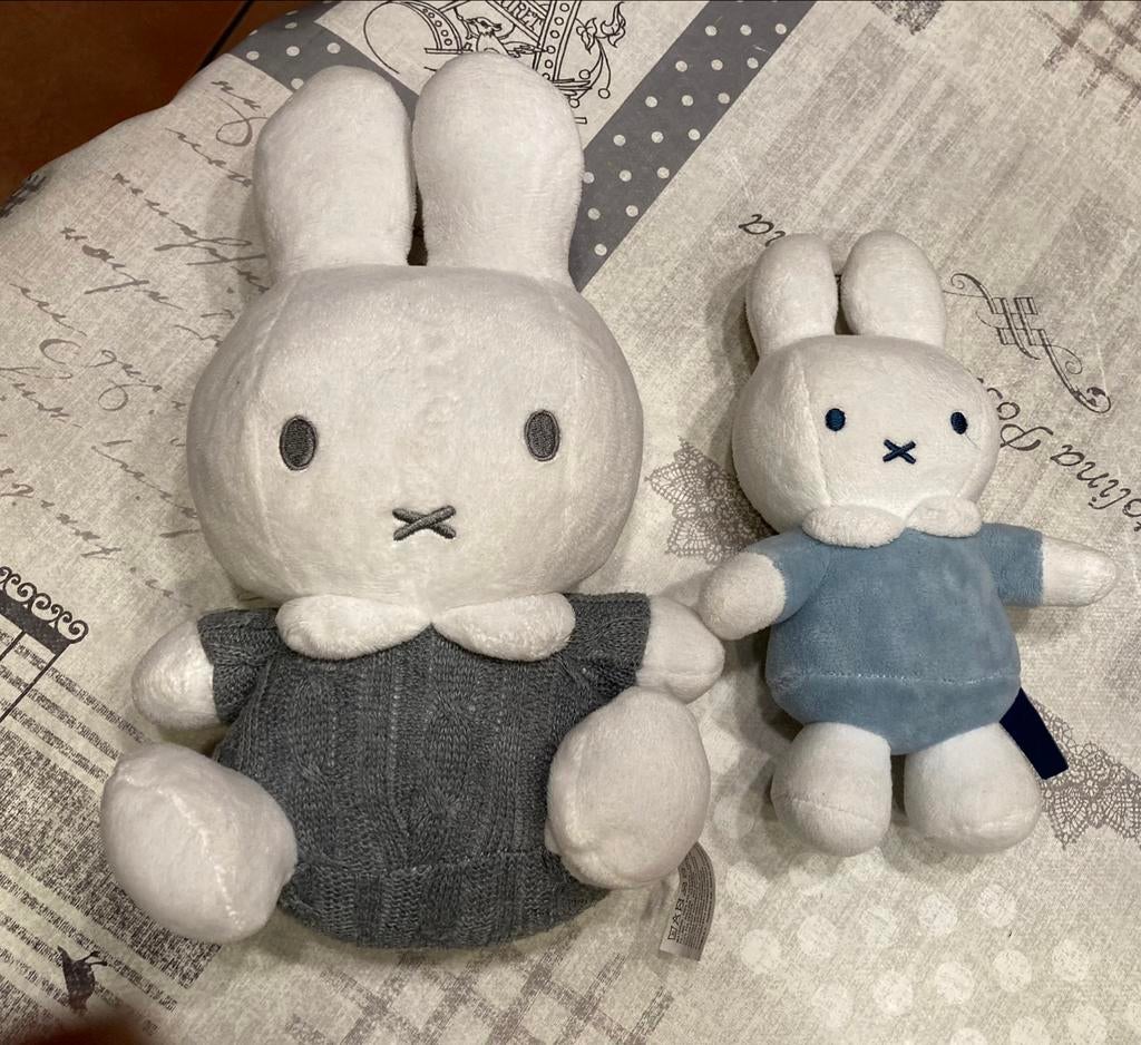 2 jouets Miffy gris 25 cm, bleus 15 cm (avec hochet), Enlèvement ou Envoi, Comme neuf, Lapin