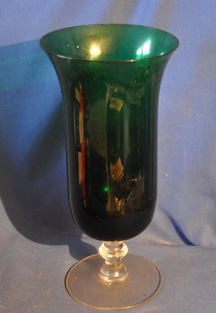 vase sur verre vert pied incolore pt eclat, Ophalen of Verzenden