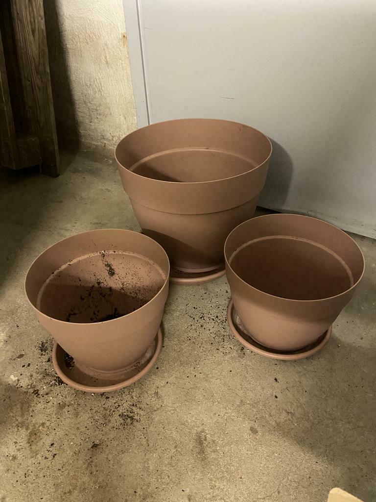 3 taupe plastic bloempotten met plantenschaaltjes, als nieuw, Enlèvement ou Envoi