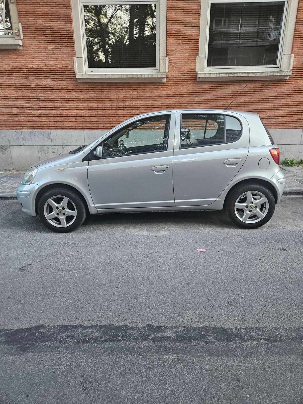 Toyota yaris 1.3 vvti, Autos, Argent ou Gris, Achat, Boîte manuelle, 1300 cm³