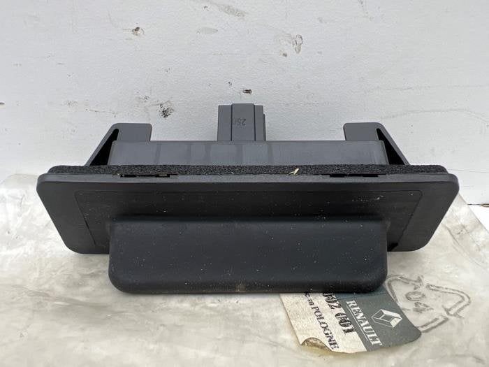 Poignée hayon d'un Renault Laguna (NVT), Autos : Pièces & Accessoires, Renault, -, 3 mois de garantie, Utilisé