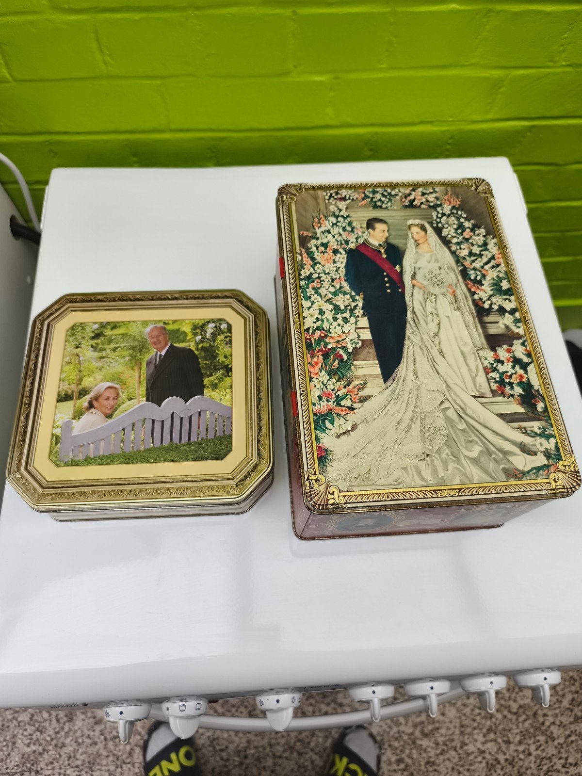 boîte en métal a l'effigie du roi avec ça clé, Collections, Enlèvement