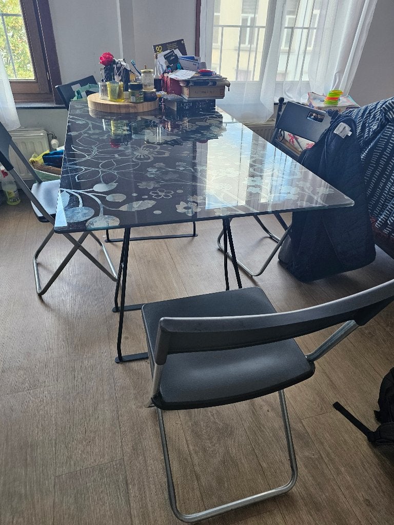 Table à manger en verre IKEA  avec chaises, Maison & Meubles, 100 à 150 cm, Cinq personnes ou plus, Verre, Comme neuf