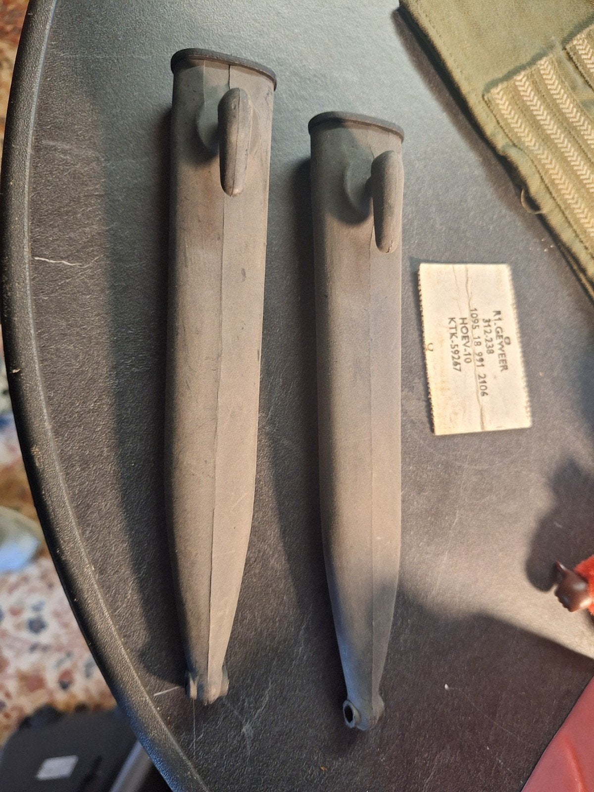 2 fourreaux bakelite  baionnette fal fusil d assaut belge, Collections, Enlèvement ou Envoi