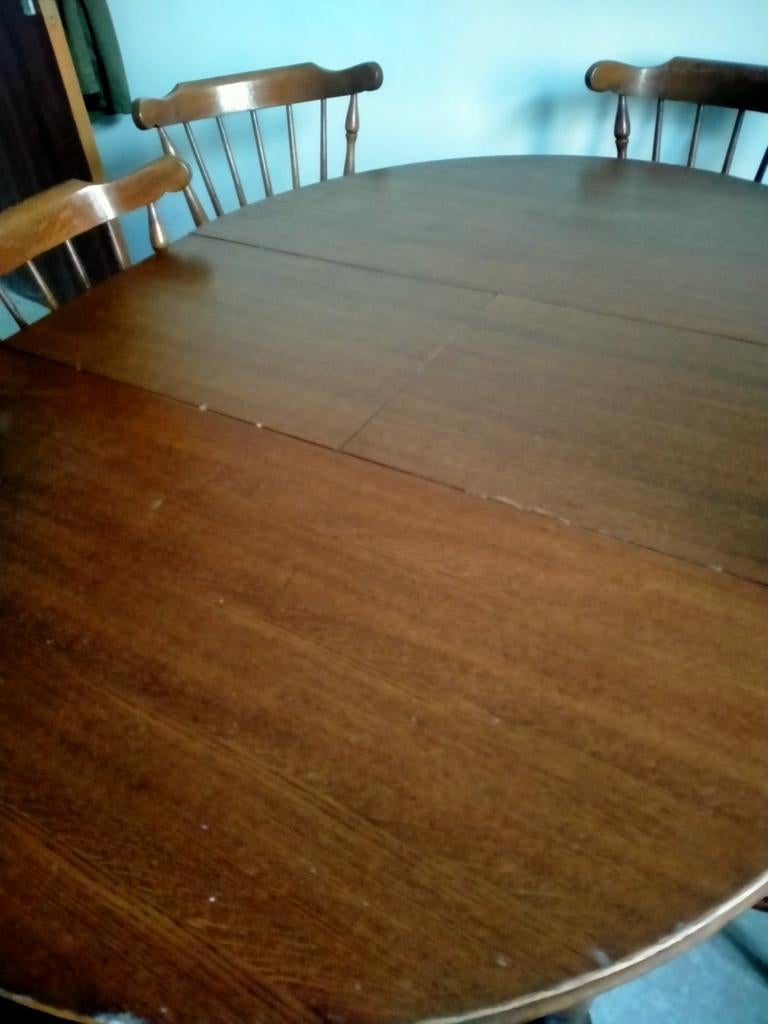 Een klassieke eettafel met zes stoelen., Ophalen