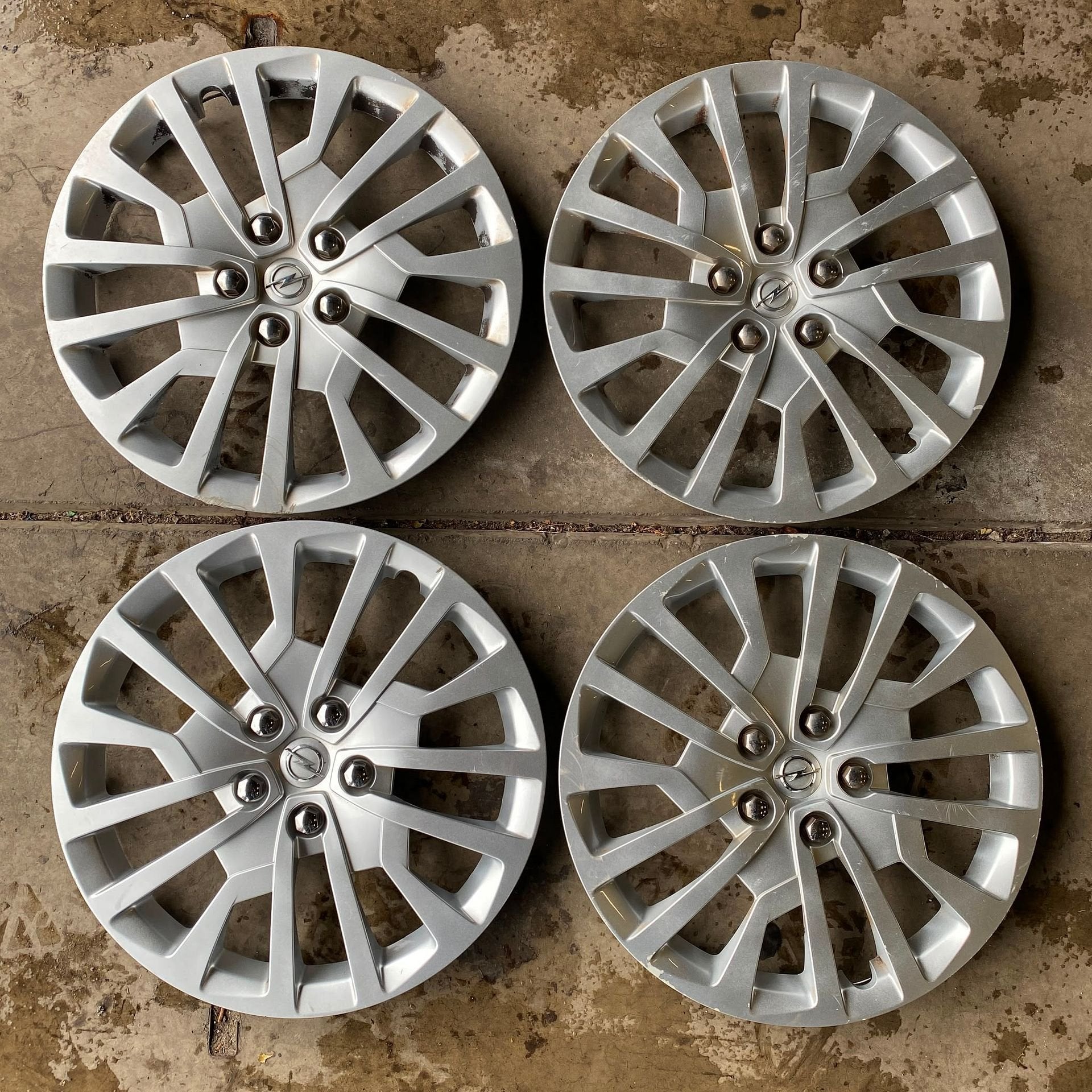 Wieldoppen Opel Vivaro 9833693377 Set 17 inch 9833696877, Gebruikt, -, -, Ophalen of Verzenden